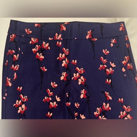 Ann Taylor Loft Floral Pattern Straight Cut Ankle Pants - Size 6 - Picture 4 of 7